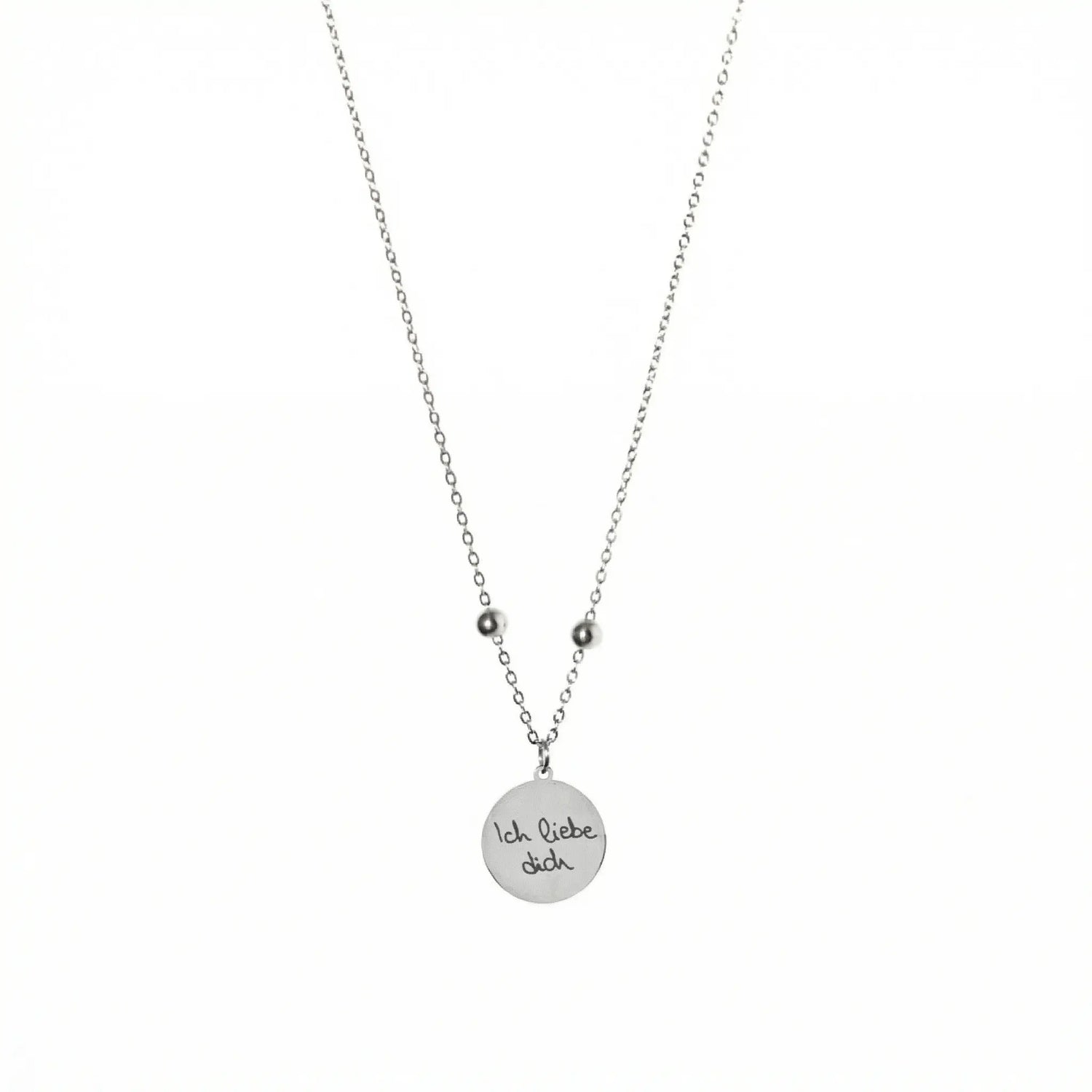 Silberfarbene Edelstahlkette mit rundem Anhänger und individueller Schriftgravur, zeitlos und elegant.
