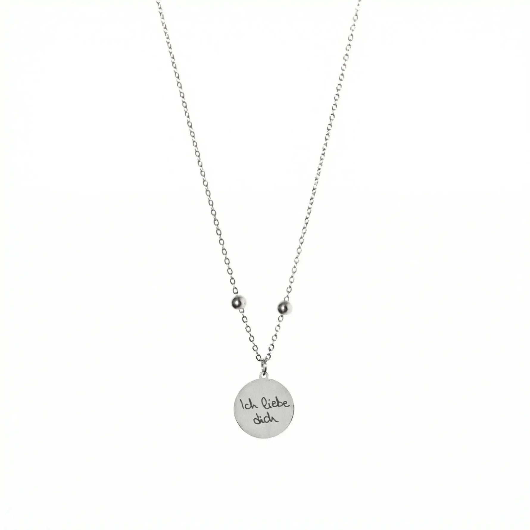 Silberfarbene Edelstahlkette mit rundem Anhänger und individueller Schriftgravur, zeitlos und elegant.