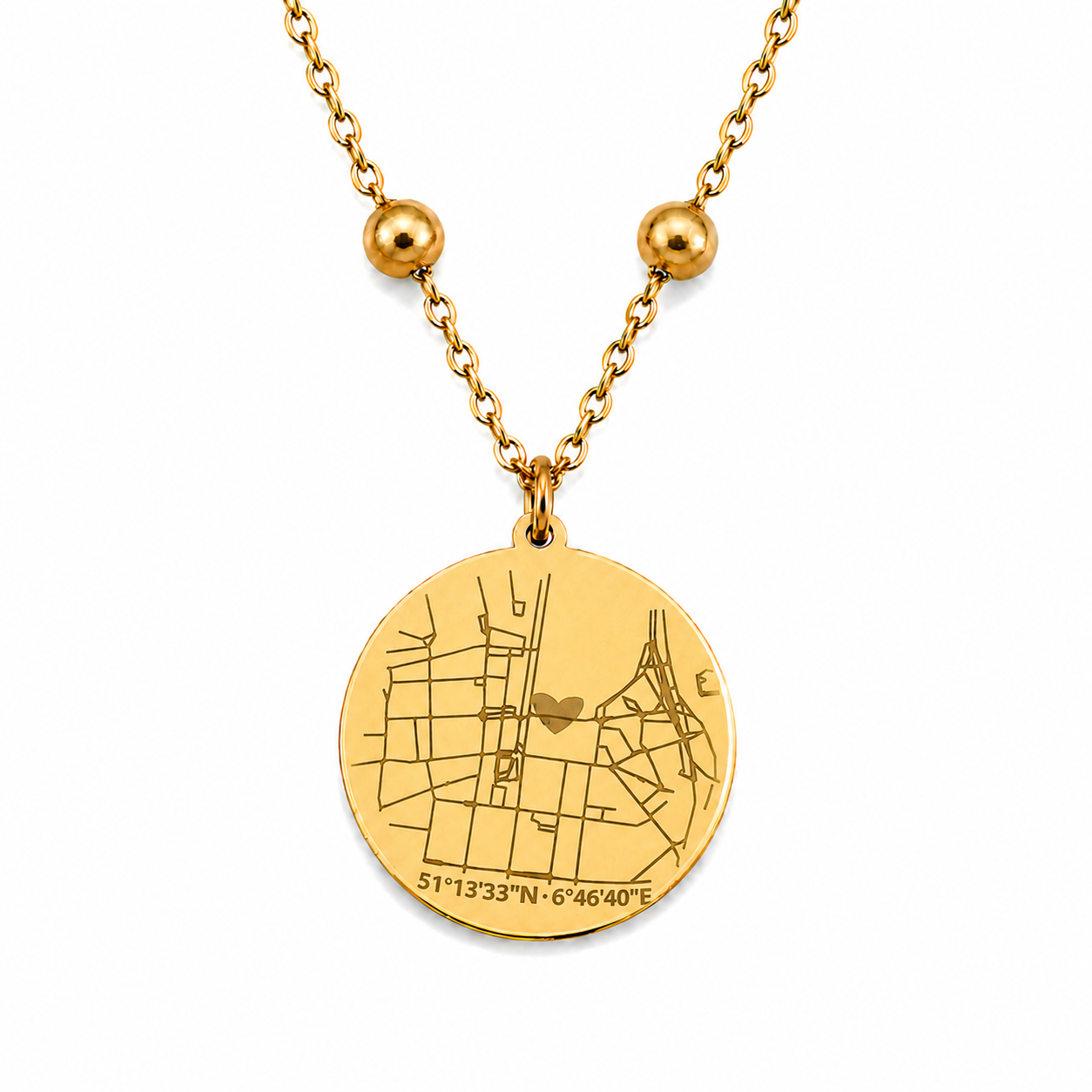 Goldene personalisierte Edelstahl Halskette mit rundem Anhänger, gravierte Straßenkarte mit Herz und Koordinaten auf weißem Hintergrund