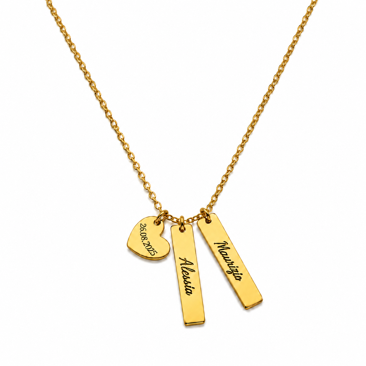 Goldene personalisierte Edelstahl Halskette mit Herzanhänger (Datum „26.08.2025“) und zwei Namensanhängern „Alessia“ & „Maurizio“