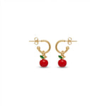 Goldene Edelstahl Creolen mit rotem Apfel-Anhänger und grünem Blatt auf weißem Hintergrund