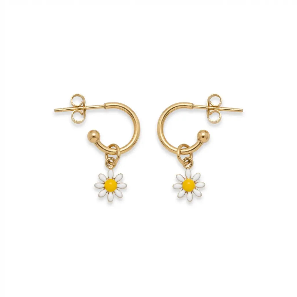 Goldene Edelstahl Creolen mit Gänseblumen-Anhänger auf weißem Hintergrund