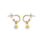 Goldene Edelstahl Creolen mit Gänseblumen-Anhänger auf weißem Hintergrund