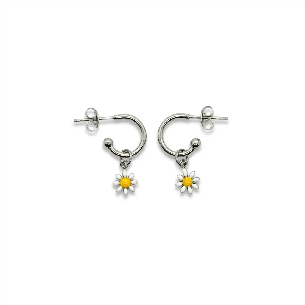 Silberne Edelstahl Creolen mit Gänseblumen-Anhänger auf weißem Hintergrund