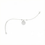 Silberfarbenes Edelstahlarmband mit feiner Kette, zwei kleinen Stopper-Perlen und einem glatten runden Anhänger, der individuell mit einer Zeichnung oder Gravur personalisiert werden kann.