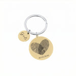 Personalisierter Edelstahl-Schlüsselanhänger in Gold mit graviertem Fingerabdruck in Herzform, Datum und Initialen.