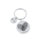 Personalisierter Edelstahl-Schlüsselanhänger in Silber mit Herz-Fingerabdruck, Gravurdatum und Initialen.