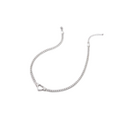 Frau trägt silberne Herz Halskette