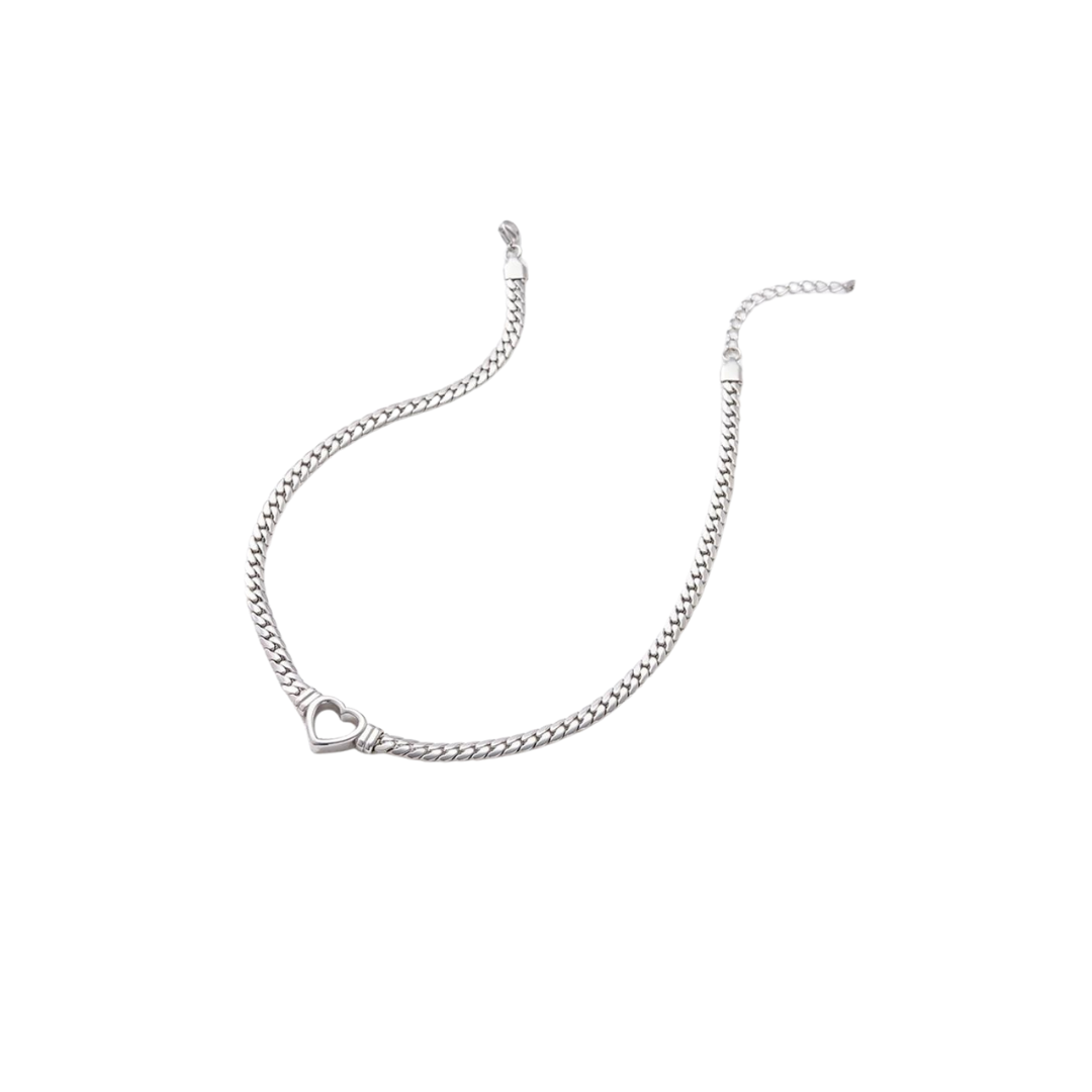 Frau trägt silberne Herz Halskette