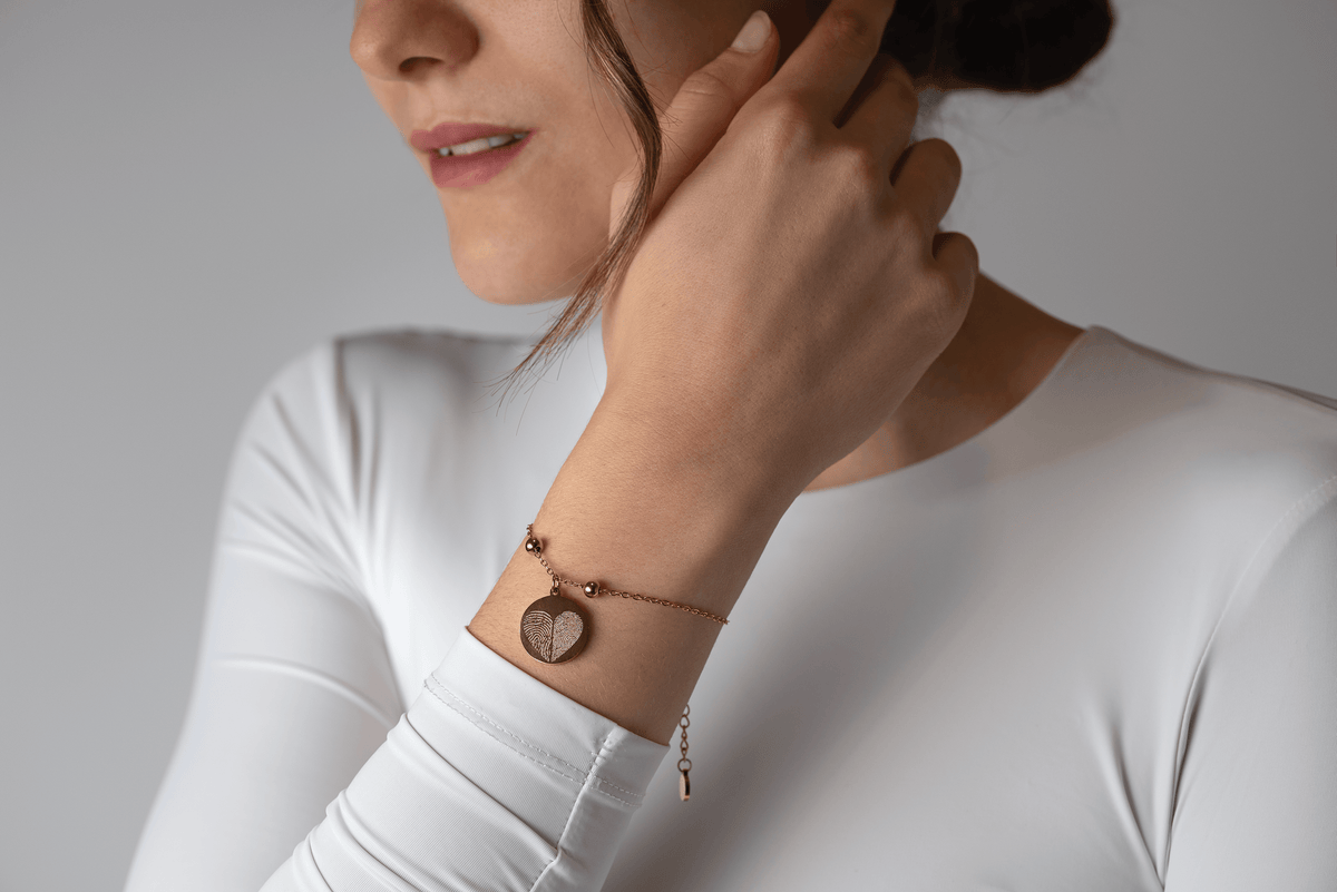 Fingerabdruck-Armband aus Edelstahl am Handgelenk.