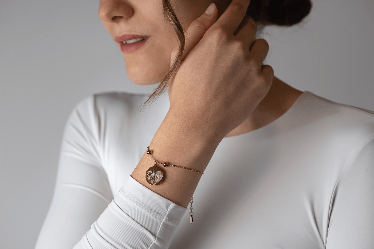 Fingerabdruck-Armband aus Edelstahl am Handgelenk.