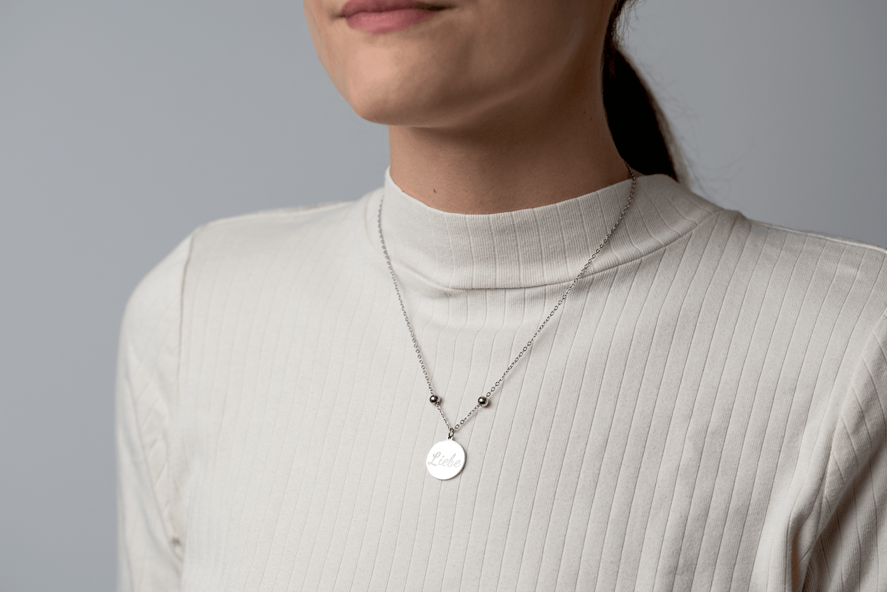 Model trägt die silberne Liebe Halskette mit personalisierter Gravur von Elinrose