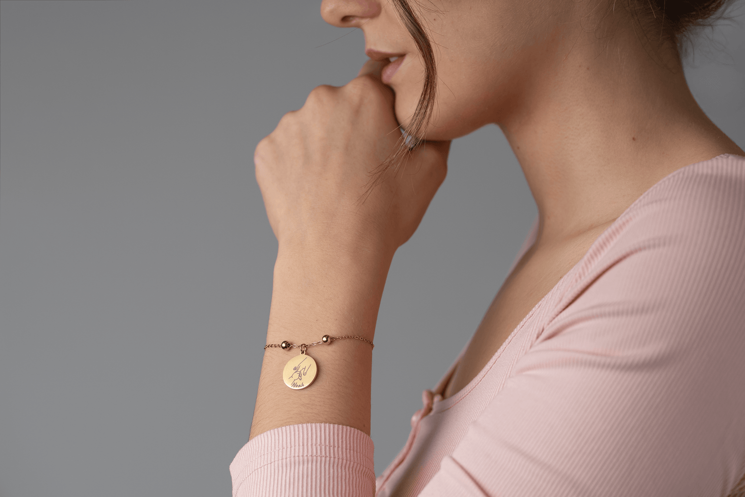 Goldenes Mein-Schatz Armband am Handgelenk getragen – personalisierbar mit Name.