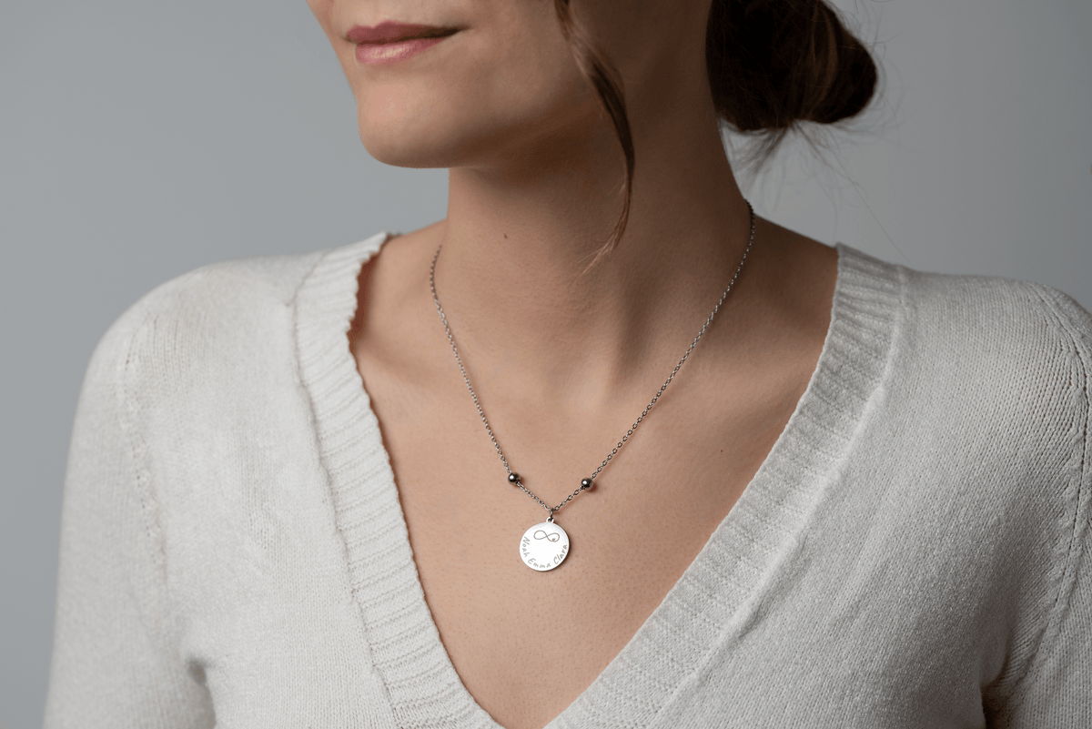 Personalisierte Namenskette Mit mir aus Edelstahl – getragen von Model in Silber