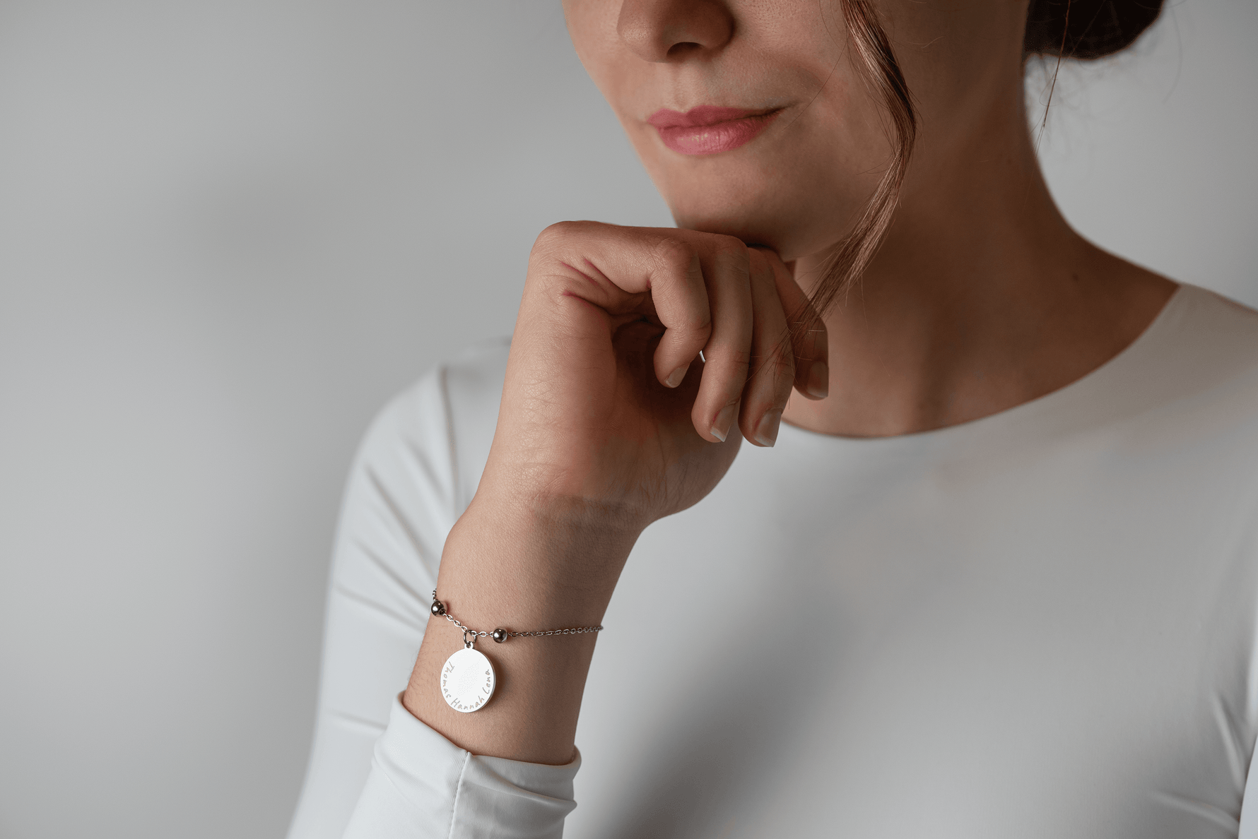 Namen Armband in Silber – personalisierte Gravur am Handgelenk getragen