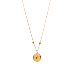 Travel Connection Halskette in Gold mit Weltkarten-Anhänger.